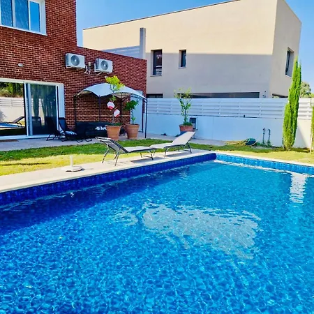 וילה The Blue House לרנקה